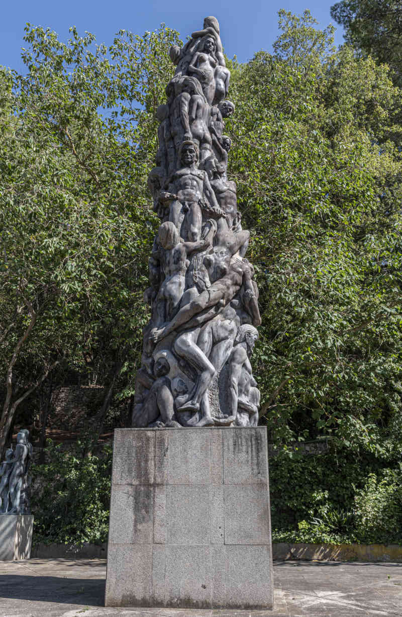 Tarragona - Tortosa 117 - jardines del Principe - grupos escultóricos de Santiago de Santiago 16 - la Lucha de la Humanidad.jpg